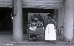 Flower-seller-at-Marina.-1904.
